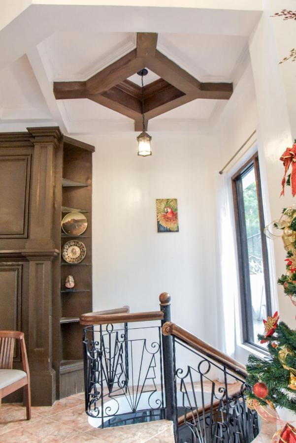 El Castillo Bed And Breakfast Angono Exterior photo