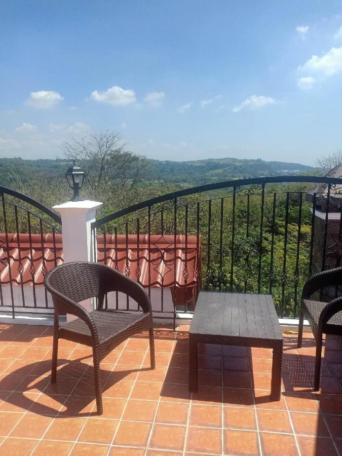 El Castillo Bed And Breakfast Angono Exterior photo